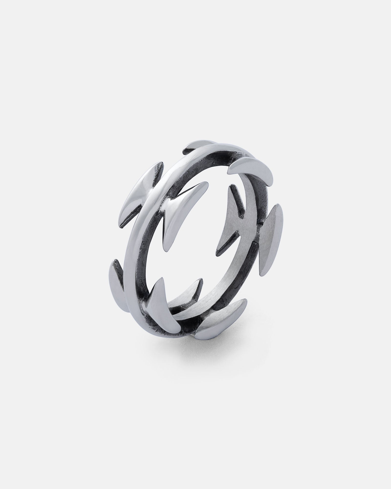 band ring with razorwire pattern by statement collective