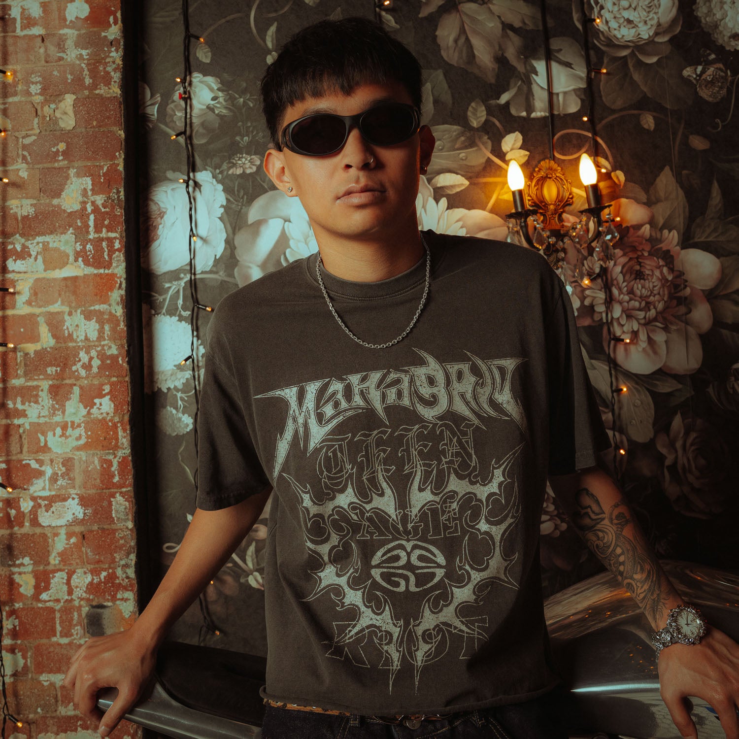 4.5mm cable chain in sterling silver on male model with grey shirt and sunglasses