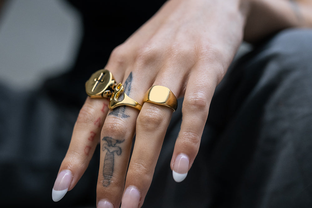 Black onyx ring for men in 18-karats gold