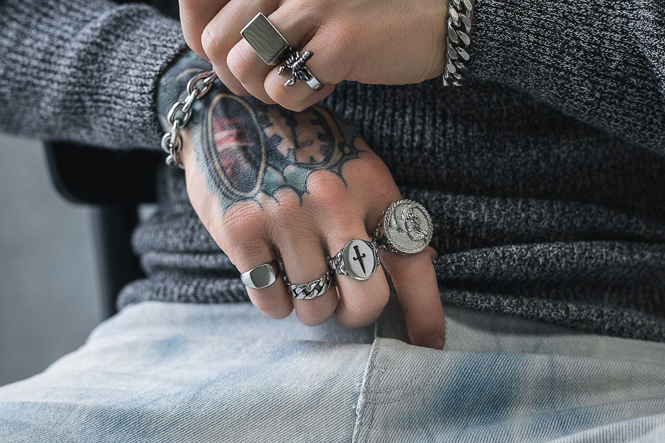 What makes the signet ring a timeless classic?