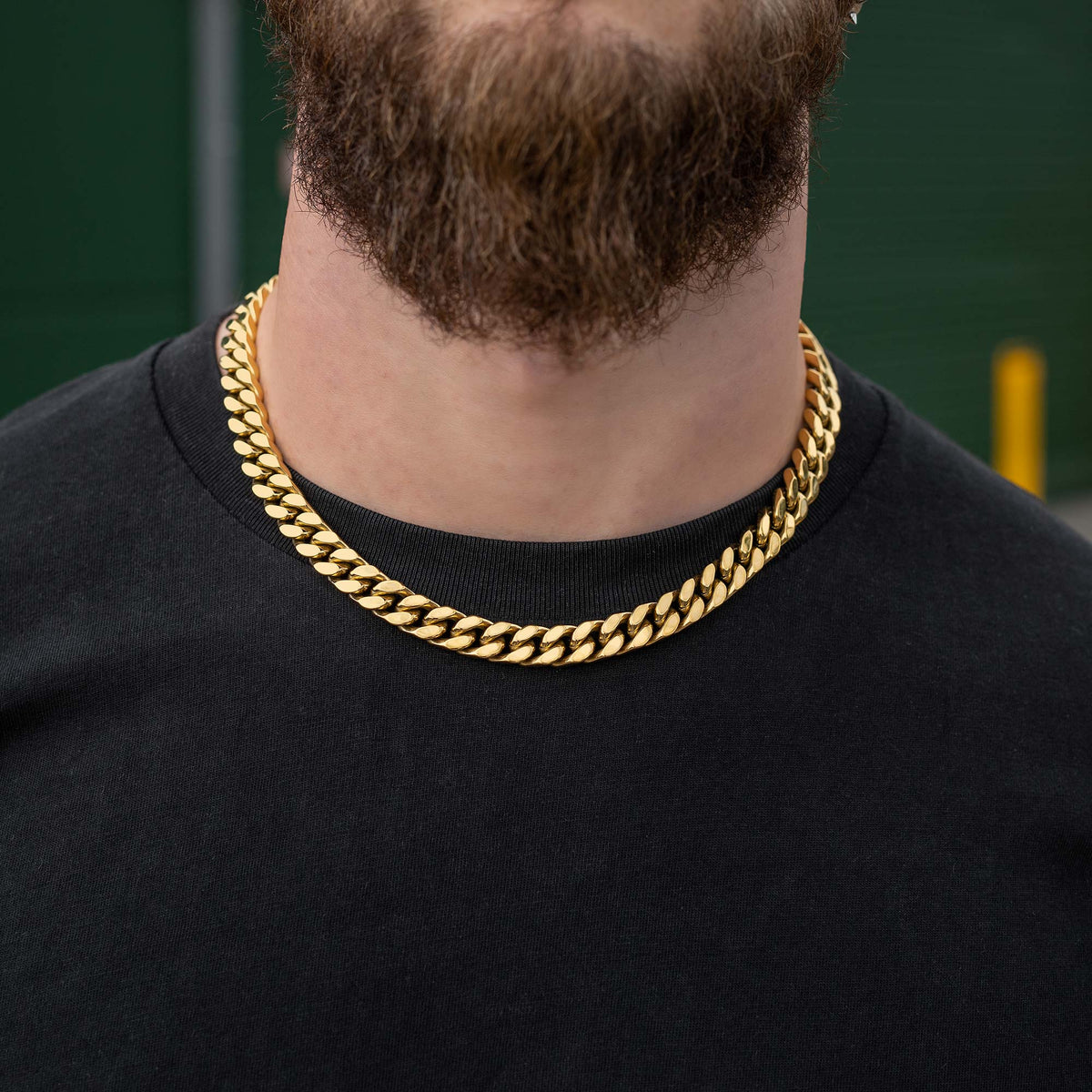 Cuban necklace in gold for men on body