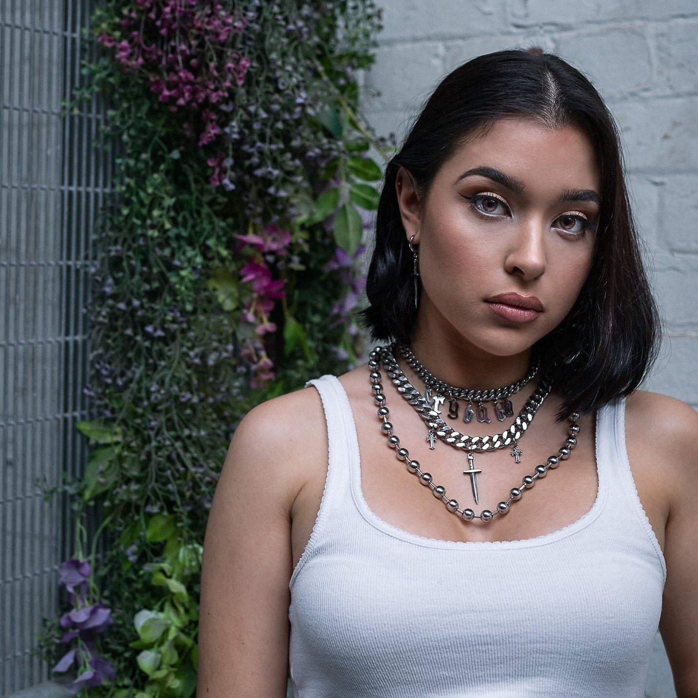 Edgy female necklace set