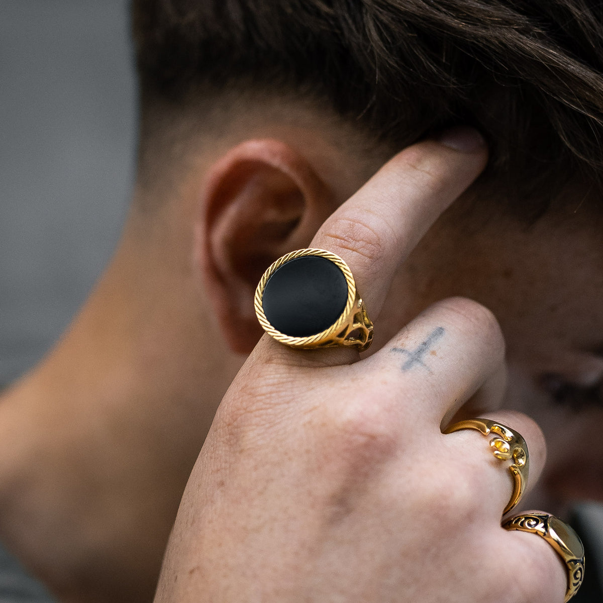 Circular signet ring in gold with onyx stone for men