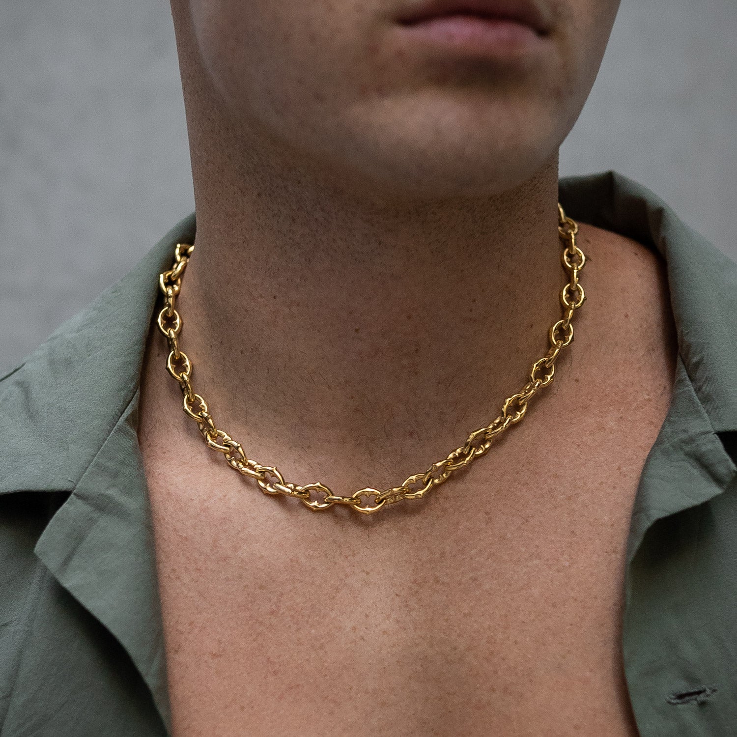 Mens spiked choker in gold