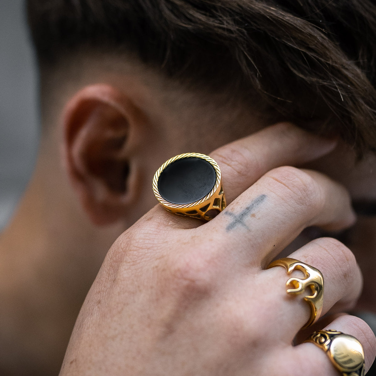 mens gold signet ring with circular onyx stone